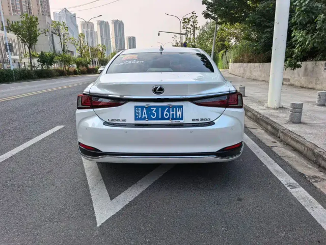 Lexus ES — Фото автомобиля 11