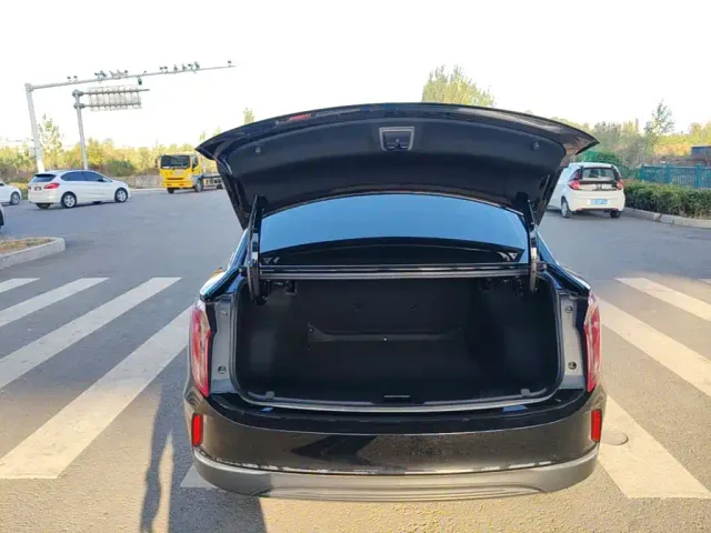 Hongqi E-QM5 — Фото автомобиля 18