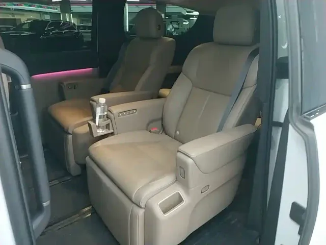 Li Auto MEGA — Фото автомобиля 16