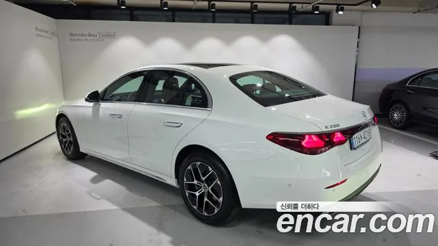 Mercedes-Benz E-Class — Фото автомобиля 2
