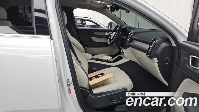 Volvo XC40 — Фото автомобиля 11