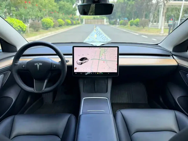 Tesla Model 3 — Фото автомобиля 13