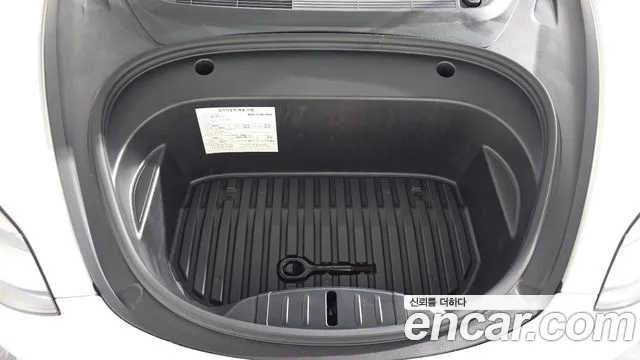Tesla Model 3 — Фото автомобиля 9