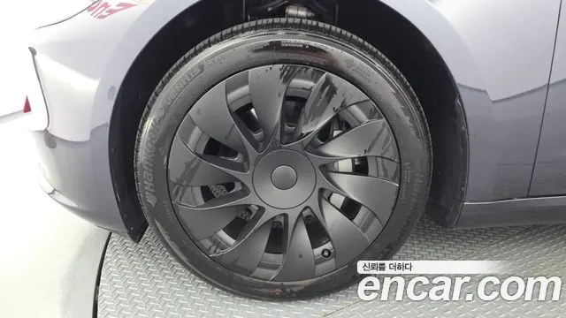 Tesla Model 3 — Фото автомобиля 5