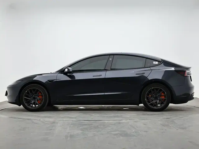Tesla Model 3 — Фото автомобиля 17