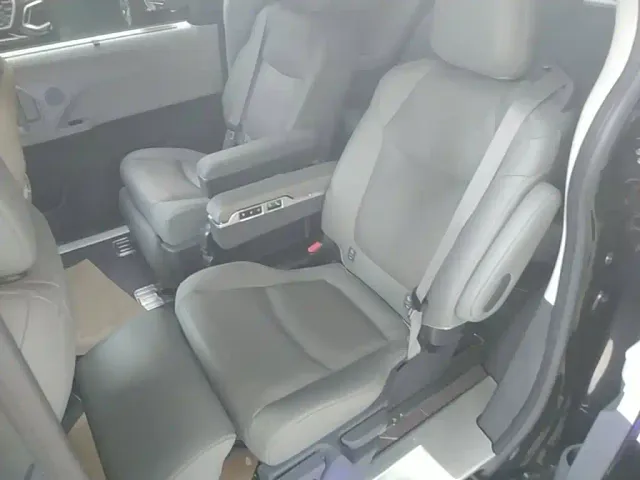 Toyota Sienna — Фото автомобиля 16