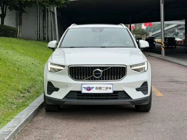 Volvo XC40 — Фото автомобиля 2