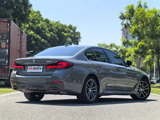 BMW 5 Series — Фото автомобиля 3