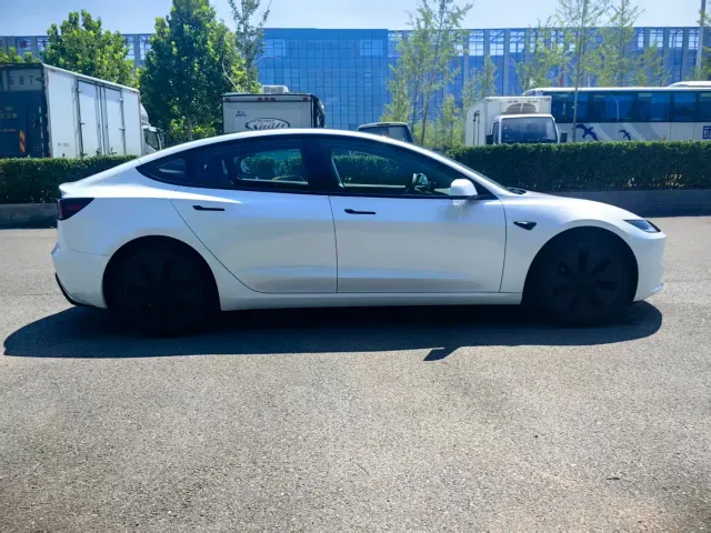 Tesla Model 3 — Фото автомобиля 2