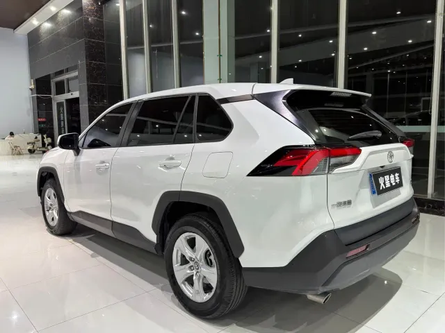 Toyota RAV4 — Фото автомобиля 9