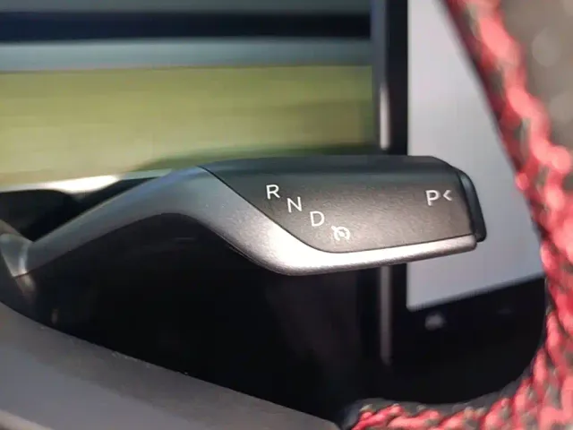 Tesla Model Y — Фото автомобиля 13