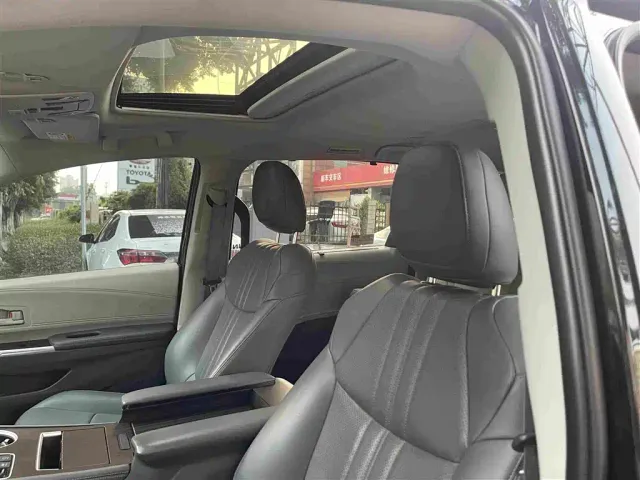 Toyota Sienna — Фото автомобиля 16