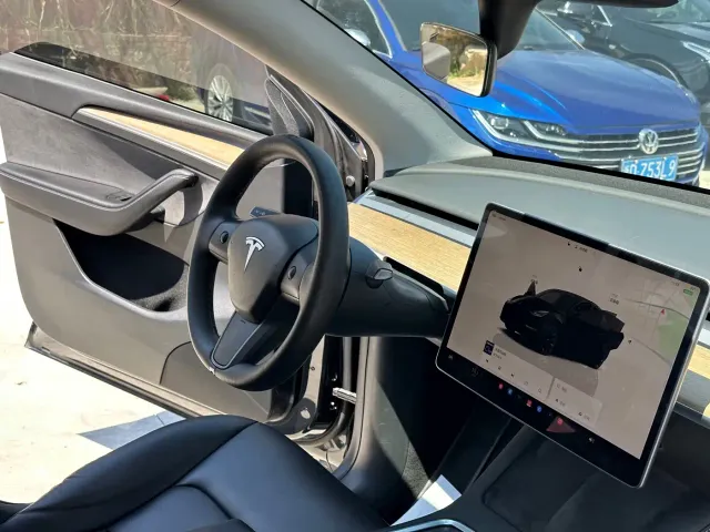 Tesla Model Y — Фото автомобиля 14