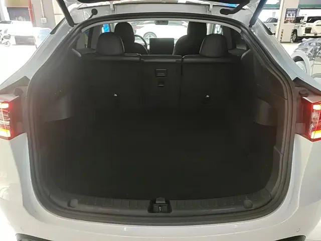 Tesla Model Y — Фото автомобиля 18