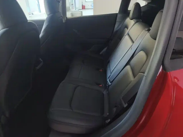 Tesla Model Y — Фото автомобиля 16