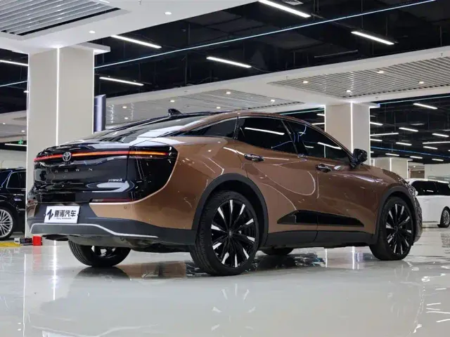 Toyota Crown SportCross — Фото автомобиля 14