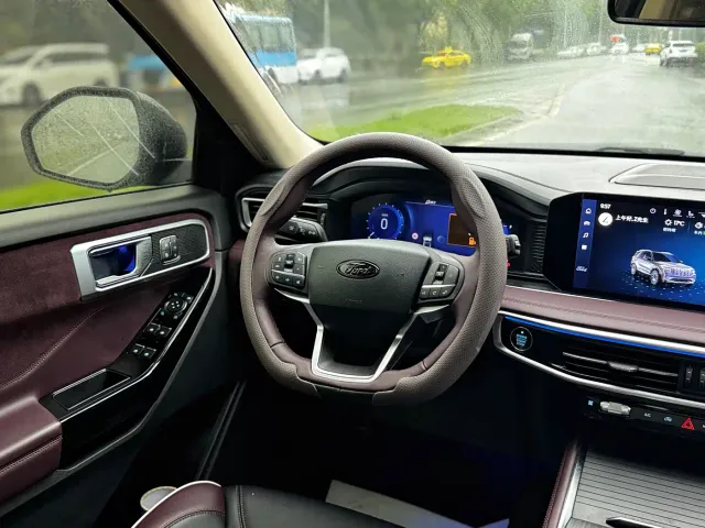 Ford Explorer — Фото автомобиля 12