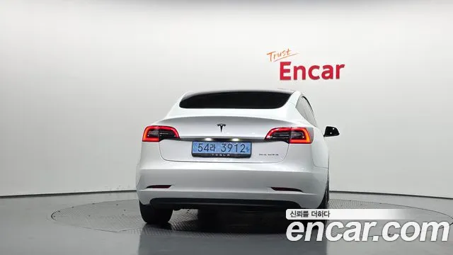 Tesla Model 3 — Фото автомобиля 4