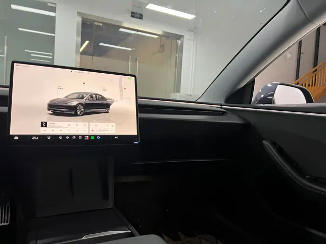 Tesla Model 3 — Фото автомобиля 18