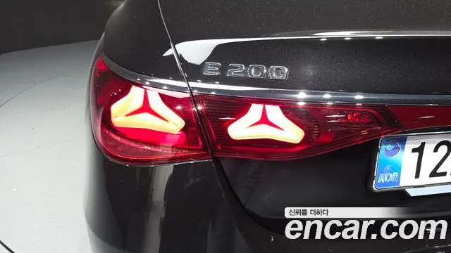 Mercedes-Benz E-Class — Фото автомобиля 20