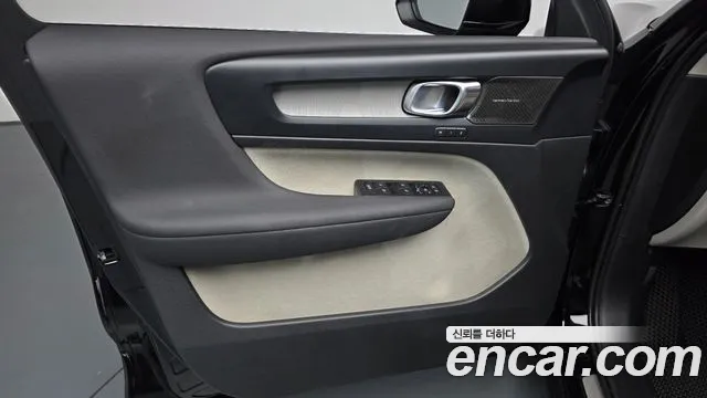 Volvo XC40 — Фото автомобиля 23