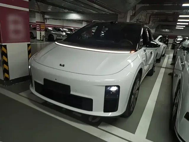 Фотография автомобиля — Li Auto i6