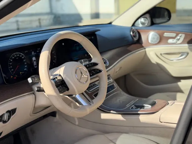 Mercedes-Benz E-Class — Фото автомобиля 4