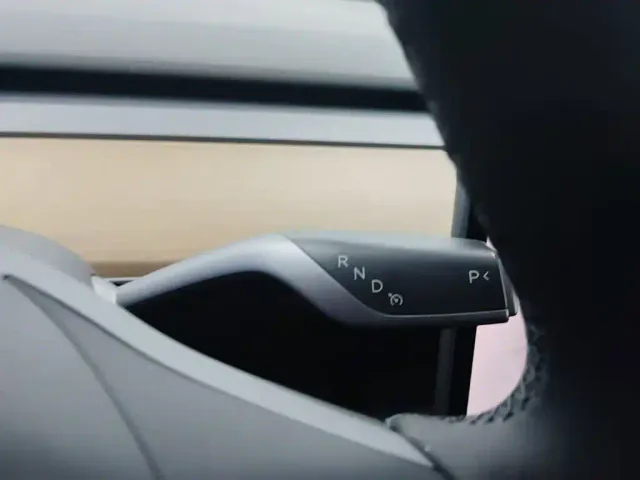Tesla Model Y — Фото автомобиля 13