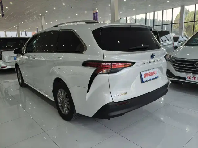 Toyota Sienna — Фото автомобиля 6