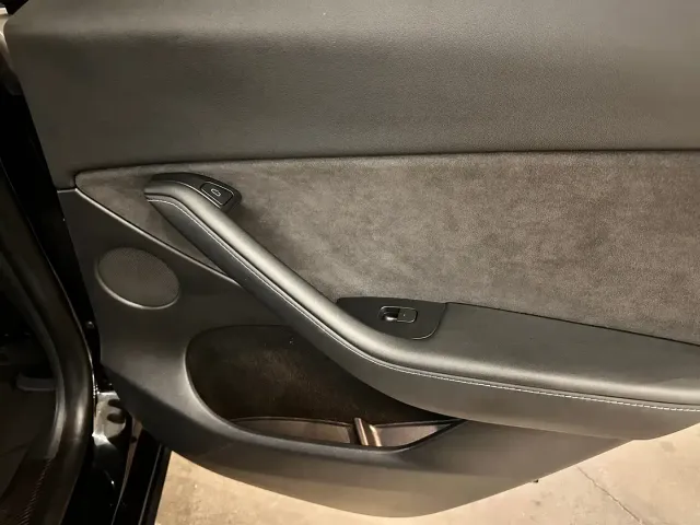 Tesla Model Y — Фото автомобиля 11