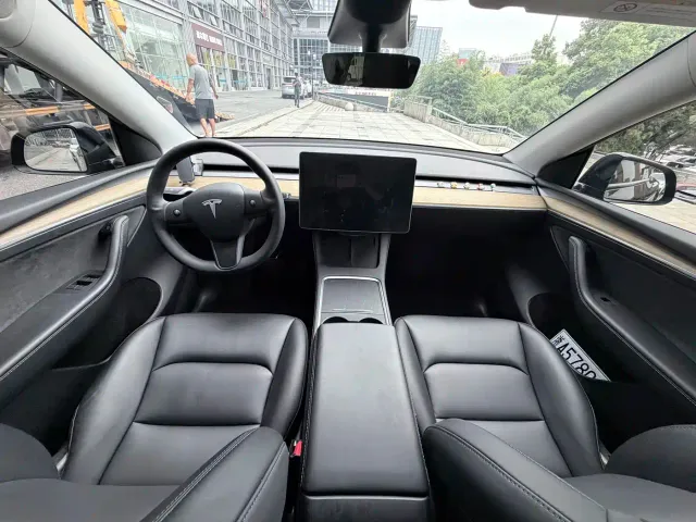 Tesla Model Y — Фото автомобиля 19