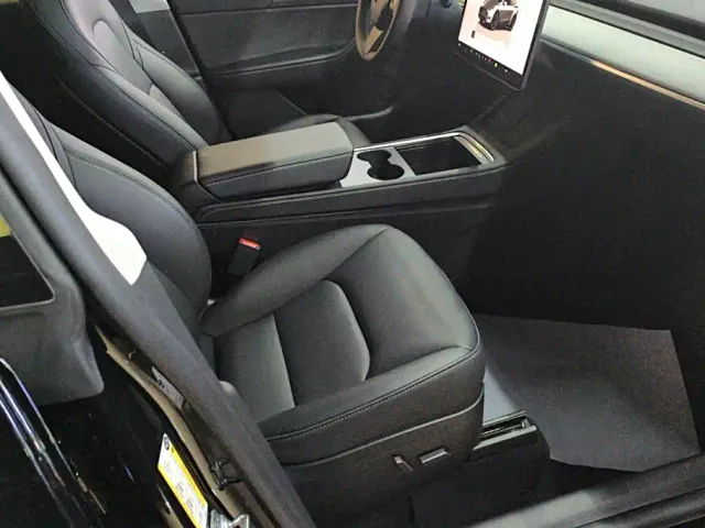 Tesla Model Y — Фото автомобиля 8