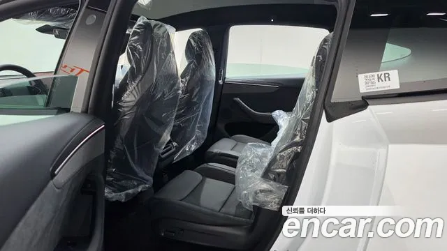 Tesla Model Y — Фото автомобиля 11