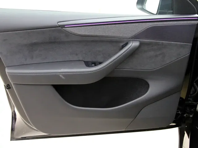 Tesla Model Y L — Фото автомобиля 12