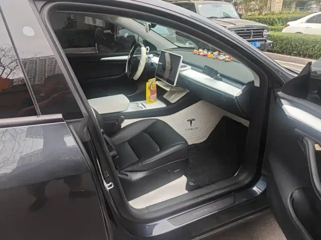 Tesla Model Y — Фото автомобиля 8