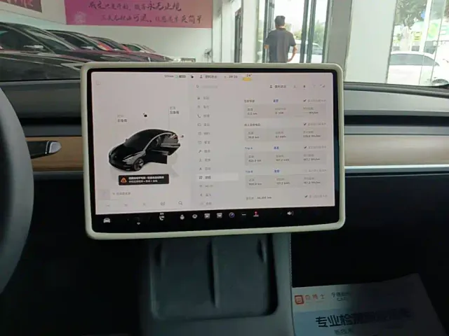 Tesla Model 3 — Фото автомобиля 12
