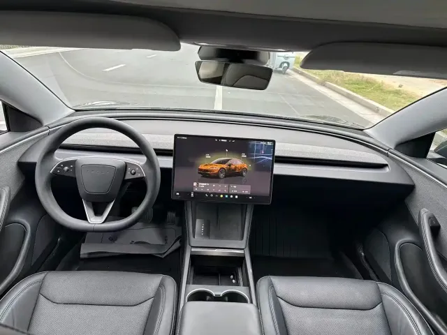 Tesla Model 3 — Фото автомобиля 5