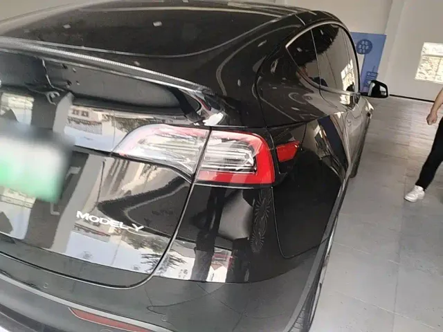 Tesla Model Y — Фото автомобиля 7