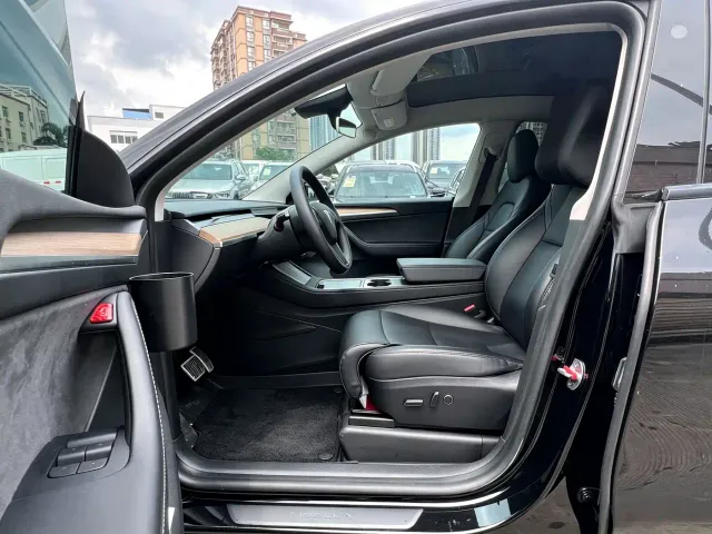 Tesla Model Y — Фото автомобиля 7