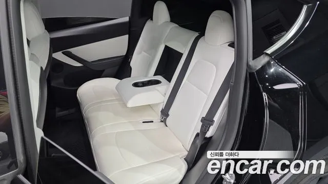 Tesla Model Y — Фото автомобиля 18