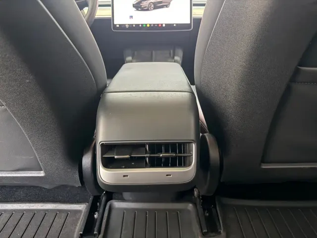 Tesla Model 3 — Фото автомобиля 16