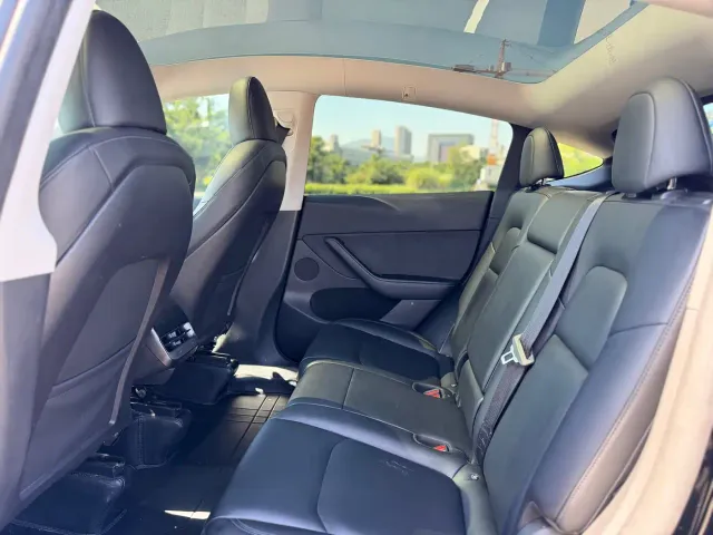 Tesla Model Y — Фото автомобиля 8