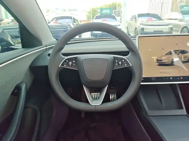 Tesla Model 3 — Фото автомобиля 10