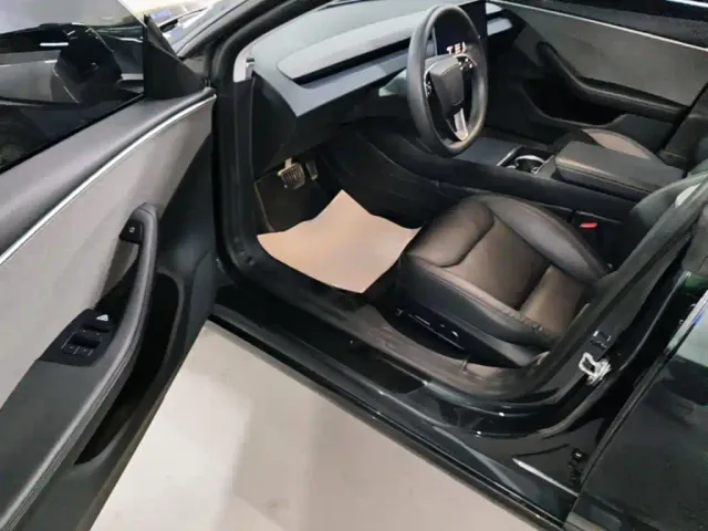 Tesla Model 3 — Фото автомобиля 15