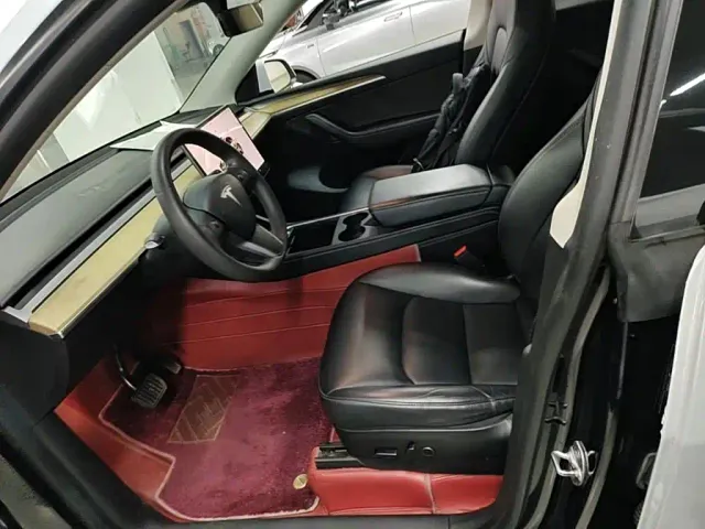 Tesla Model Y — Фото автомобиля 14