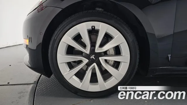 Tesla Model 3 — Фото автомобиля 5