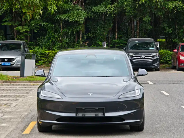 Tesla Model 3 — Фото автомобиля 2