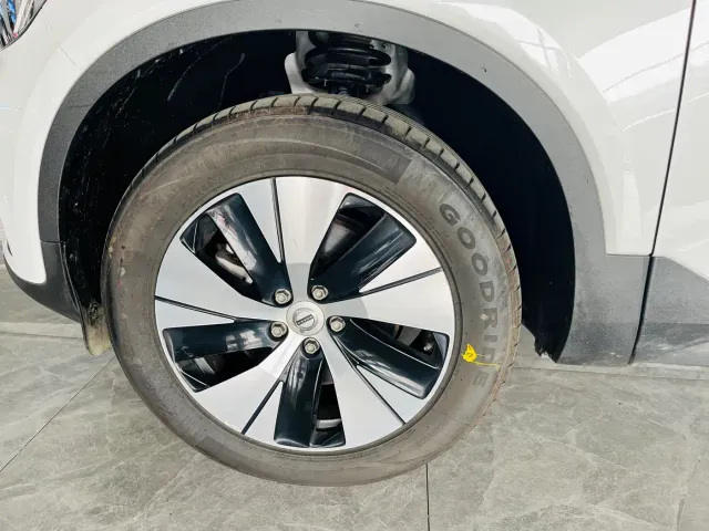 Volvo XC40 — Фото автомобиля 7