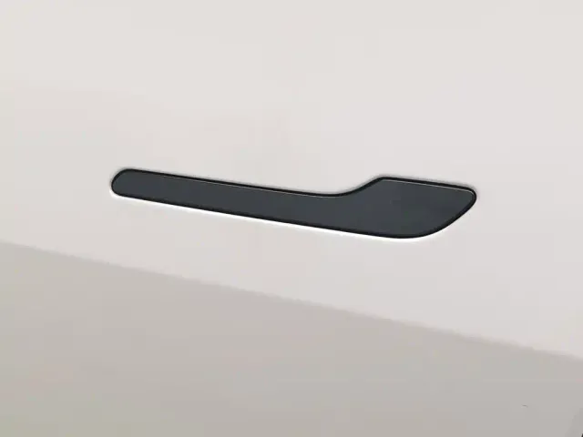 Tesla Model Y — Фото автомобиля 18