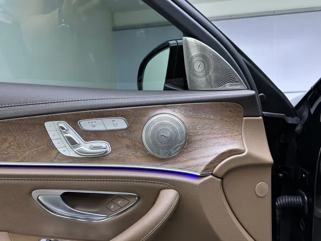 Mercedes-Benz E-Class — Фото автомобиля 12